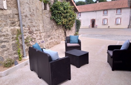 Vernoux-en-Gatine Cottage | Small country house on a farm