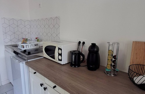 Riorges Apartment | Small country house in town