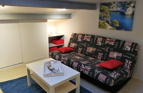 9th Arrondissement House | small house in the calanques national park