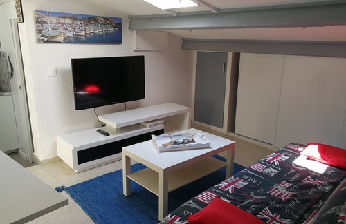 9th Arrondissement House | small house in the calanques national park