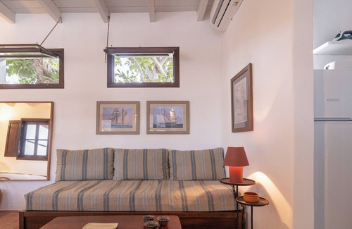 Kampos Cottage | Small house in the fields