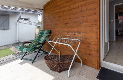 Tarnos Apartment | Small studio on property in Tarnos, with swimming pool, Wi-Fi & garden