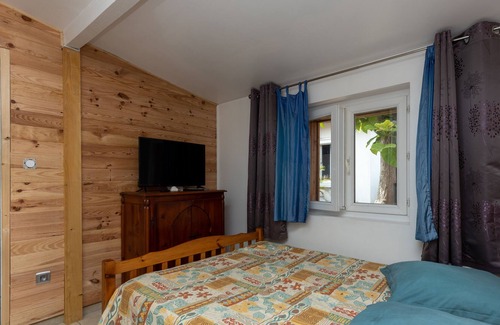 Tarnos Apartment | Small studio on property in Tarnos, with swimming pool, Wi-Fi & garden