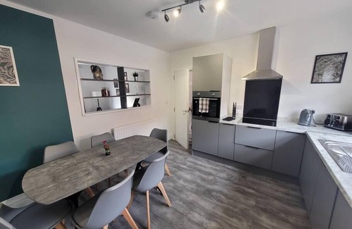 Newcastle-upon-Tyne House | Smart 6 Bed House -Wifi -Yard -Nr Bus Stop & Train