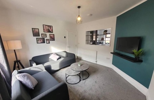Newcastle-upon-Tyne House | Smart 6 Bed House -Wifi -Yard -Nr Bus Stop & Train
