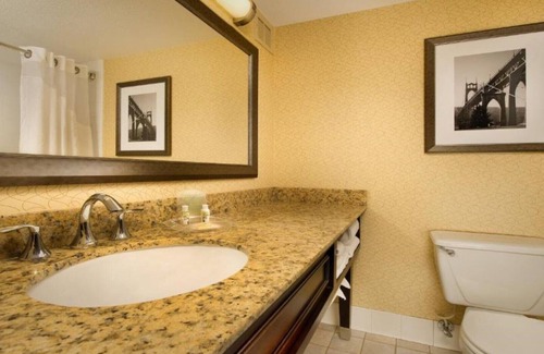 Sumner House | Smart rooms near Portland Airport with a pool