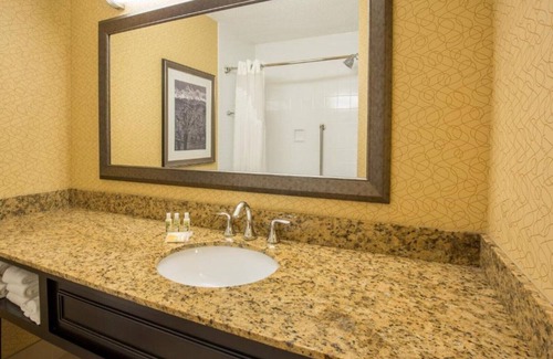 Sumner House | Smart rooms near Portland Airport with a pool