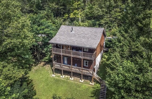 Cosby Cabin | Smokey Mountain Retreat with hot tub and arcade games, sleeps 8!