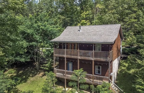 Cosby Cabin | Smokey Mountain Retreat with hot tub and arcade games, sleeps 8!