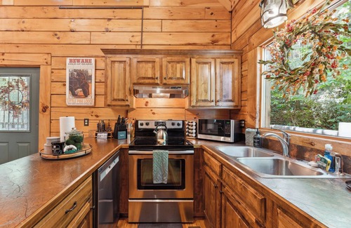 Wears Valley Cabin | Smokies Hideaway Near GSMNP, Private & Peaceful
