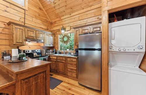 Wears Valley Cabin | Smokies Hideaway Near GSMNP, Private & Peaceful