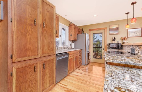Bryson City House | SMOKY MOUNTAIN MAGIC-SPECTACULAR VIEWS! 3 Bdrm, sleeps 8, Hot Tub, Close to NOC