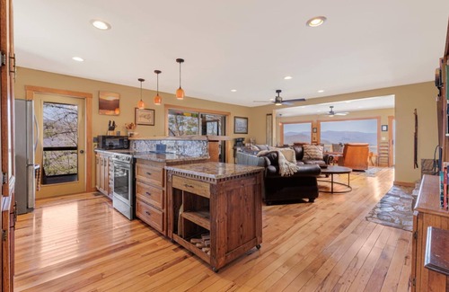 Bryson City House | SMOKY MOUNTAIN MAGIC-SPECTACULAR VIEWS! 3 Bdrm, sleeps 8, Hot Tub, Close to NOC
