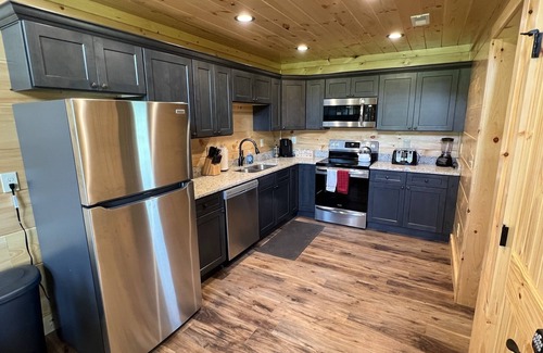 Cosby Cabin | Smoky Mountains Cabin w/Hot Tub & Cozy Fireplace