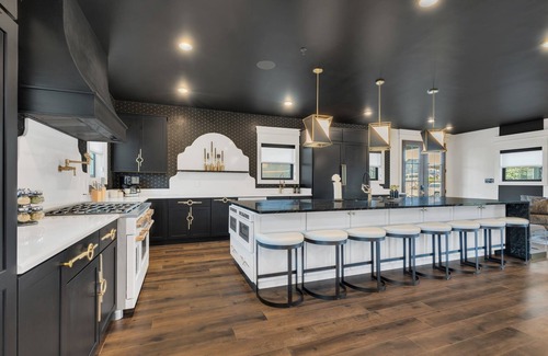 Wears Valley Cabin | Smoky Mtn Ultra Luxury Cabin, 8Bsleeps26, PS5,IndoorPool, Waterpark, Pool Table