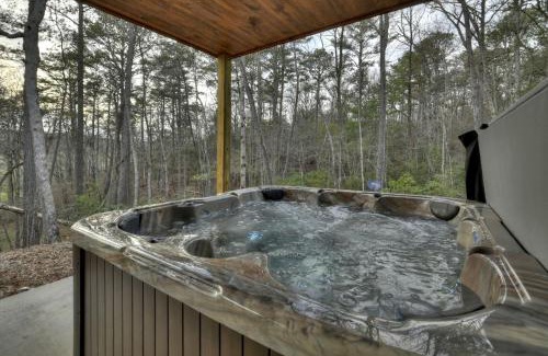 Mineral Bluff Villa | Smores Cabin Gas fireplace firepit hot tub comfy beds