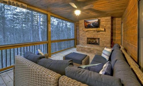Mineral Bluff Villa | Smores Cabin Gas fireplace firepit hot tub comfy beds