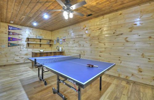 Mineral Bluff Villa | Smores Cabin Gas fireplace firepit hot tub comfy beds