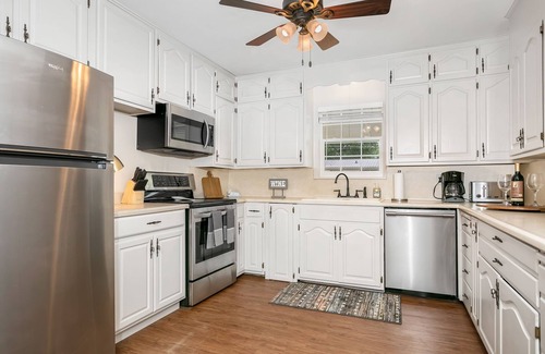 Fredericksburg House | Snappy's Haus Adorable 2/1 | Full Kitchen | In Town | Children and Pets Welcome!
