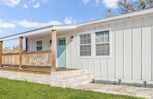 Fredericksburg House | Snappy's Haus Adorable 2/1 | Full Kitchen | In Town | Children and Pets Welcome!