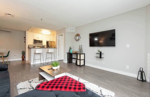 Little Armenia Apartment | Snazzy 2Bd Apt/Rooftop Pool with Stunning view of the City & the Hollywood Sign