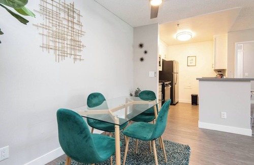 Little Armenia Apartment | Snazzy 2Bd Apt/Rooftop Pool with Stunning view of the City & the Hollywood Sign