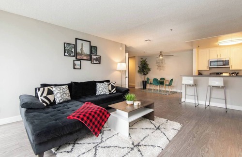 Little Armenia Apartment | Snazzy 2Bd Apt/Rooftop Pool with Stunning view of the City & the Hollywood Sign