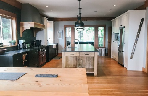 Silver Star Mountain Ski Chalet | Sno Regrets Chalet SilverStar Ski in/Ski out with Mountain View and a Hot Tub