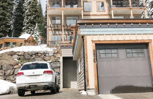 Silver Star Mountain Ski Chalet | Sno Regrets Chalet SilverStar Ski in/Ski out with Mountain View and a Hot Tub