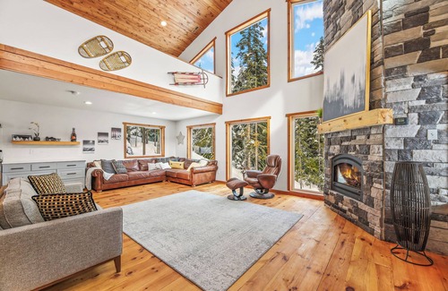 Snoqualmie Pass House | Snocabin at Snoqualmie Pass with 6 bedrooms just steps from Lifts/Tubing/Biking