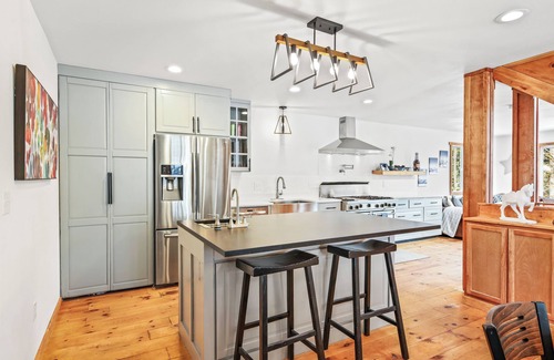 Snoqualmie Pass House | Snocabin at Snoqualmie Pass with 6 bedrooms just steps from Lifts/Tubing/Biking