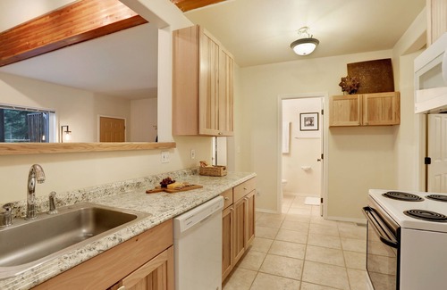 Snoqualmie Pass Apartment | Snoqualmie Pass Inn - 2 Bedroom Apt. Christmas all year long decor!