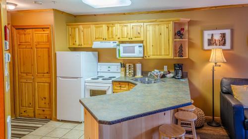 Sun Peaks Apartment | Snow Creek Village #48 By Bear Country