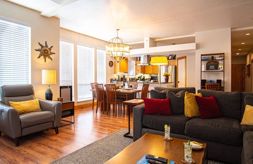 Ketchum Condo | Snow Star Skylight - 3BD 3BA - Hot Tub, Gym, Walk to Ski!