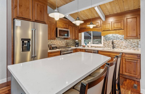 Big Bear Lake Cabin | Snow Summit Thrush8 - Walk to Snow Summit, Hot Tub, Swimming Pool