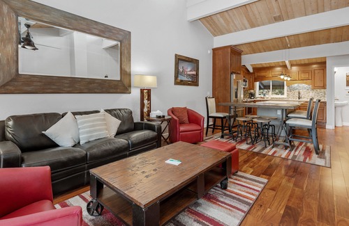 Big Bear Lake Cabin | Snow Summit Thrush8 - Walk to Snow Summit, Hot Tub, Swimming Pool