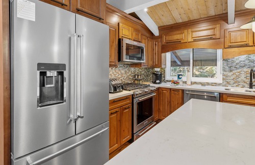 Big Bear Lake Cabin | Snow Summit Thrush8 - Walk to Snow Summit, Hot Tub, Swimming Pool