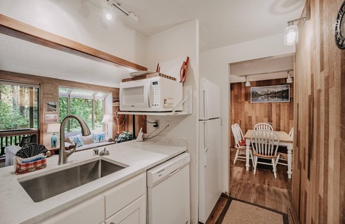 Glacier Condo | Snowater Condo #84 - Sauna - Soaker Tub - F/P