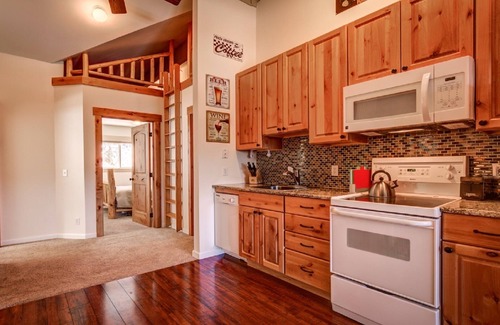 Sandpoint Cabin | Snowberry 2, 9 bed 8 bath steps to lift. Sauna, hot tub, garage, and sleeps 30!