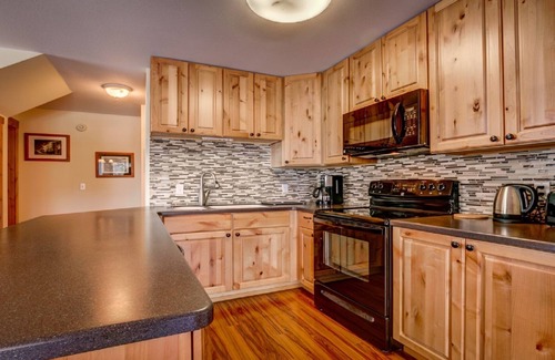 Sandpoint Cabin | Snowberry 2, 9 bed 8 bath steps to lift. Sauna, hot tub, garage, and sleeps 30!