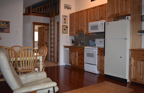 Sandpoint Cabin | Snowberry 2, 9 bed 8 bath steps to lift. Sauna, hot tub, garage, and sleeps 30!