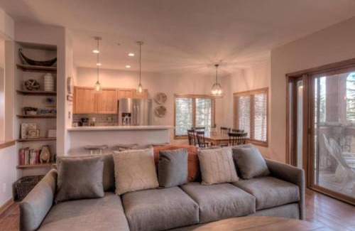 Four O'Clock Apartment | Snowflake Lift Neighborhood - 3 Bedroom Condo - 1 Block To Lift!