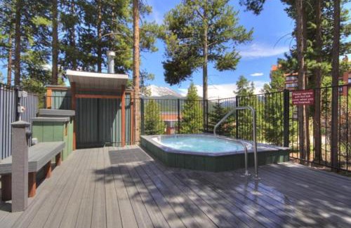 Four O'Clock Apartment | Snowflake Lift Neighborhood - 3 Bedroom Condo - 1 Block To Lift!