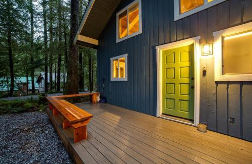 Glacier House | Snowline Cabin 66 - Hot Tub - Wi-Fi - 3 Bedroom - Sleeps 10