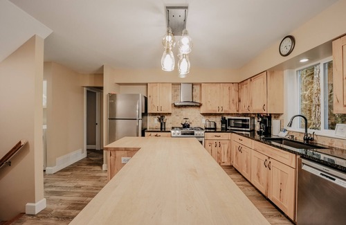 Glacier House | Snowline Cabin #69 - An Elegant Country Home! Sleeps 8