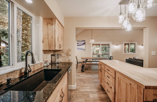Glacier House | Snowline Cabin #69 - An Elegant Country Home! Sleeps 8