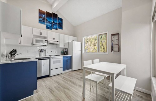 East Kootenay Apartment | Snowshoe Summit | Ski-in/out | Hot Pools | Sauna