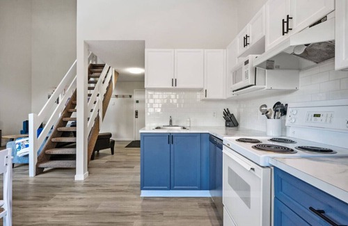 East Kootenay Apartment | Snowshoe Summit | Ski-in/out | Hot Pools | Sauna