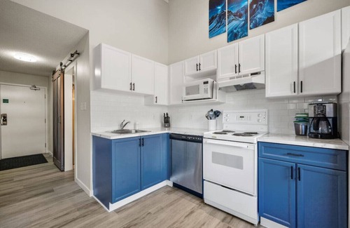 East Kootenay Apartment | Snowshoe Summit | Ski-in/out | Hot Pools | Sauna