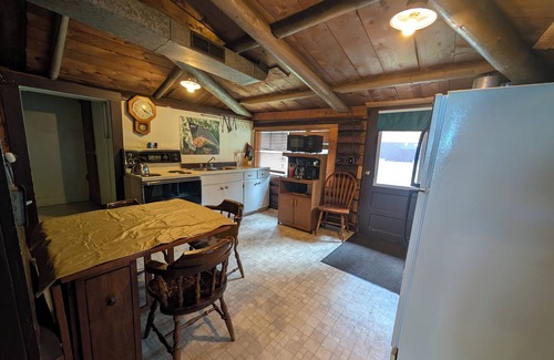 The Pas Cabin | Snowy Owl: A lakefront log cabin at Clearwater Lake for the whole family!